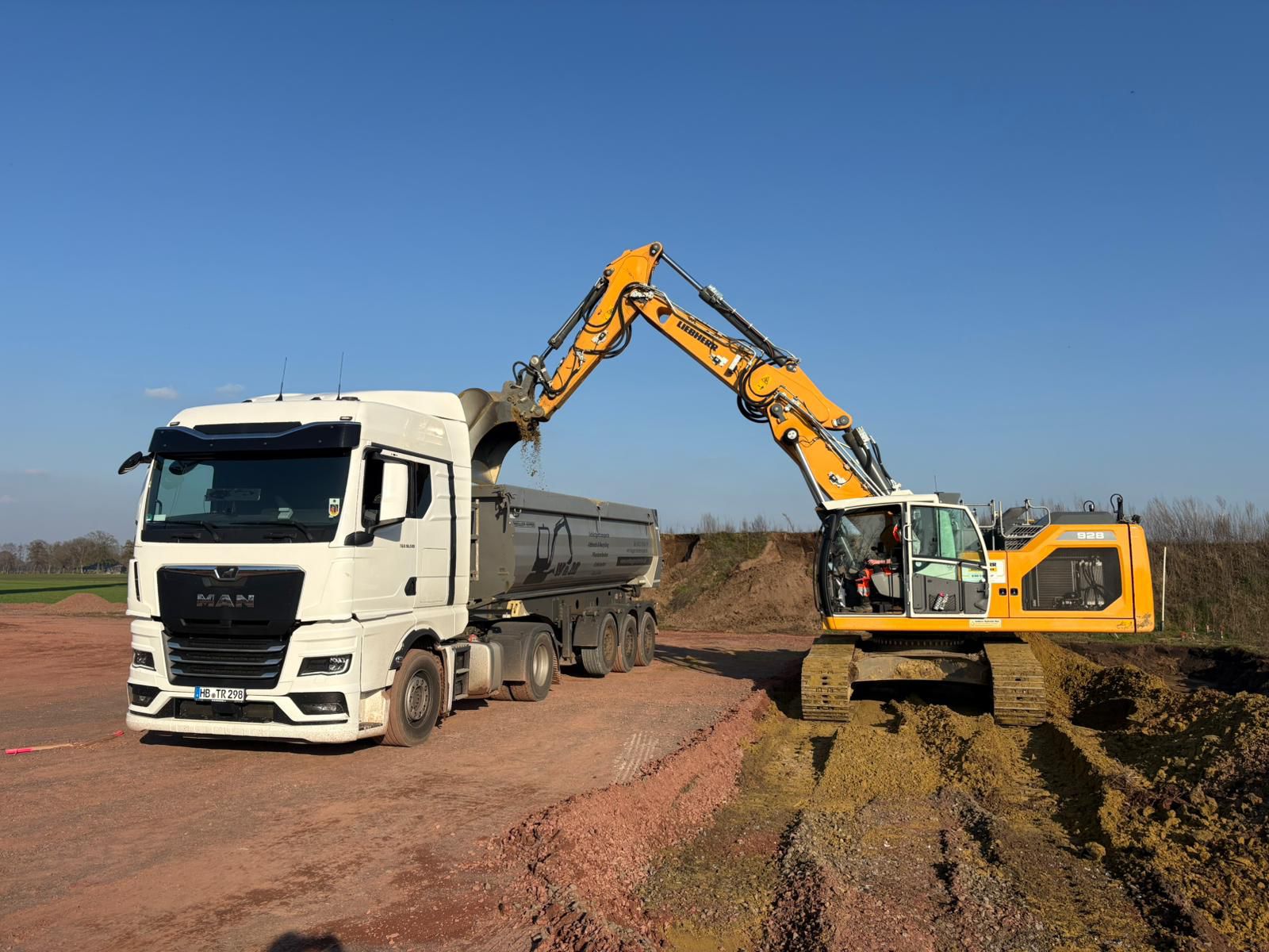 Kettenbagger bei Erdarbeiten